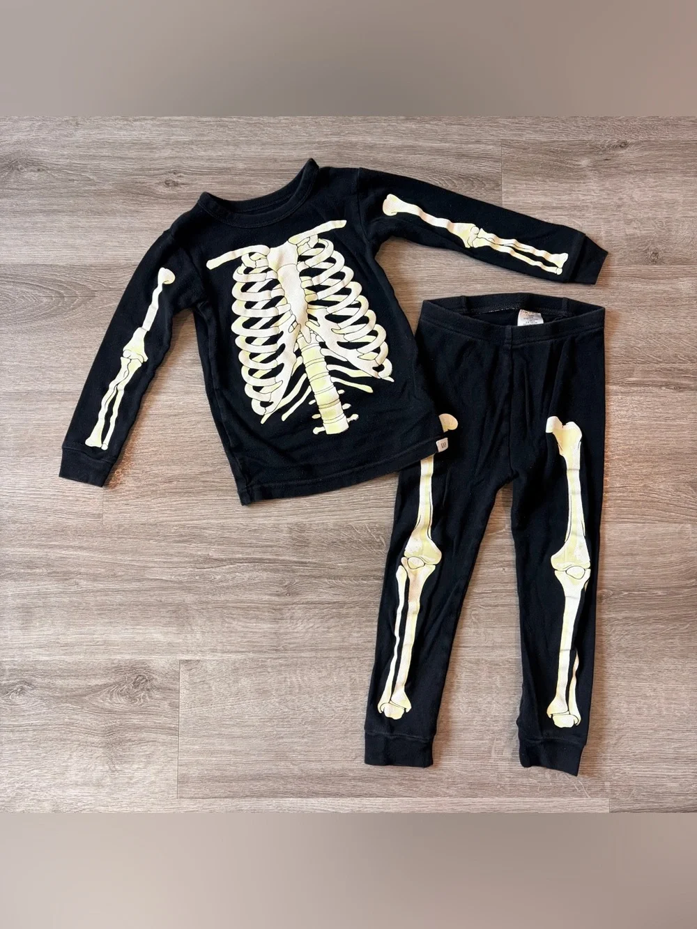 Baby GAP toddler boys glow-in-the-dark Halloween skeleton pajama set